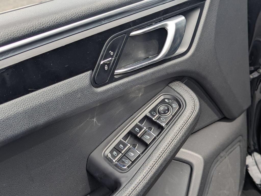 Used 2018 Porsche Macan AWD/4WD image 26