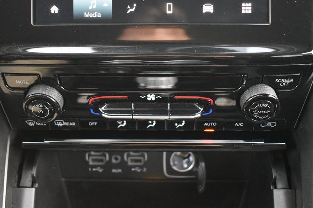 Used 2023 Jeep Grand Cherokee Laredo image 28