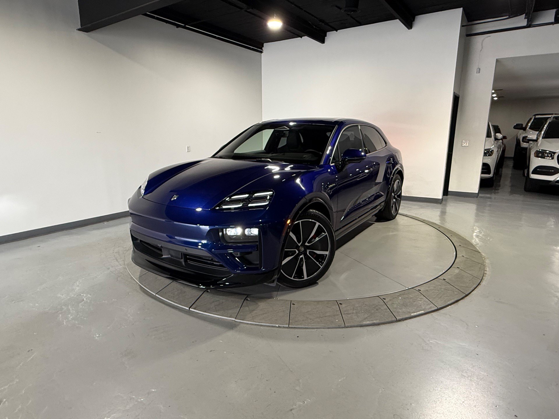 Used 2024 Porsche Macan Turbo Electric AWD/4WD image 3