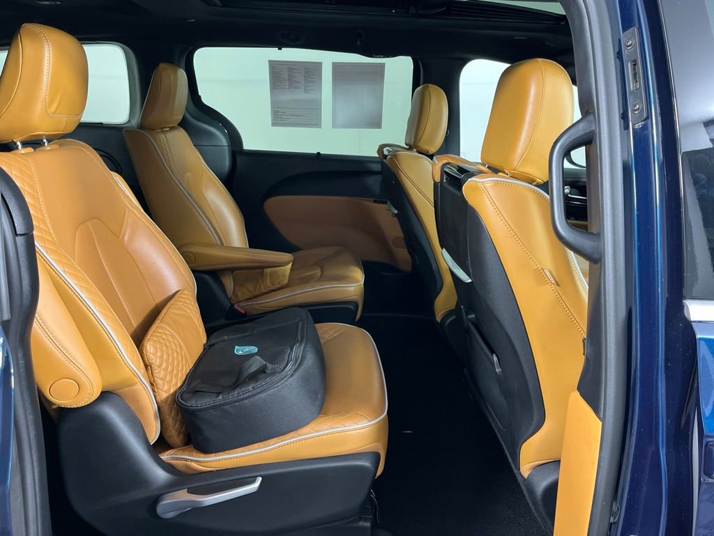 Used 2023 Chrysler Pacifica Pinnacle FWD image 10