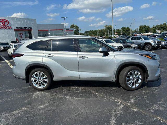Certified 2025 Toyota Highlander Limited AWD/4WD image 2
