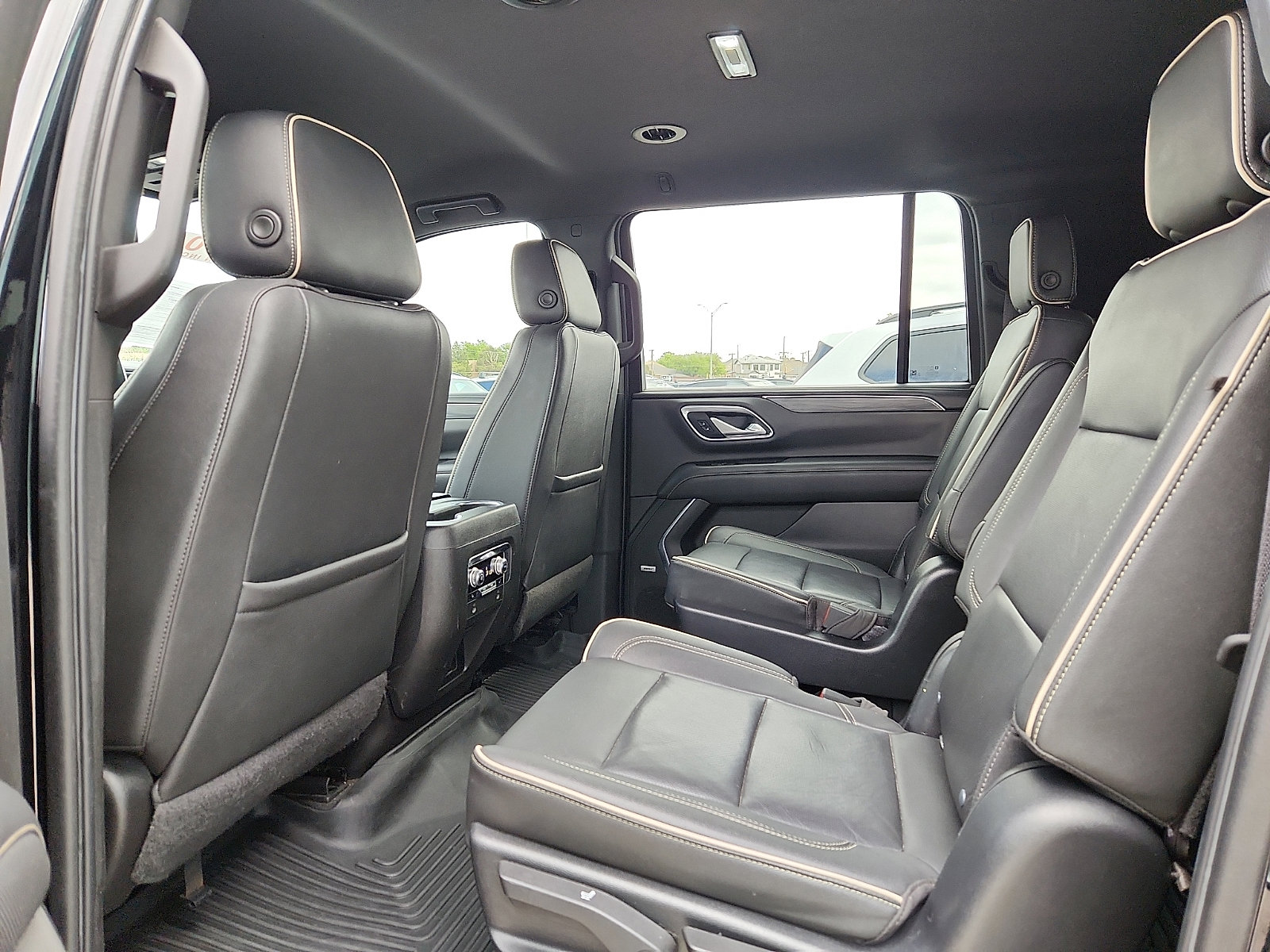 Used 2022 GMC Yukon XL SLT w/ SLT Luxury Package image 12