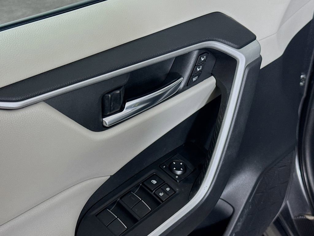 Used 2021 Toyota RAV4 XLE Premium image 17