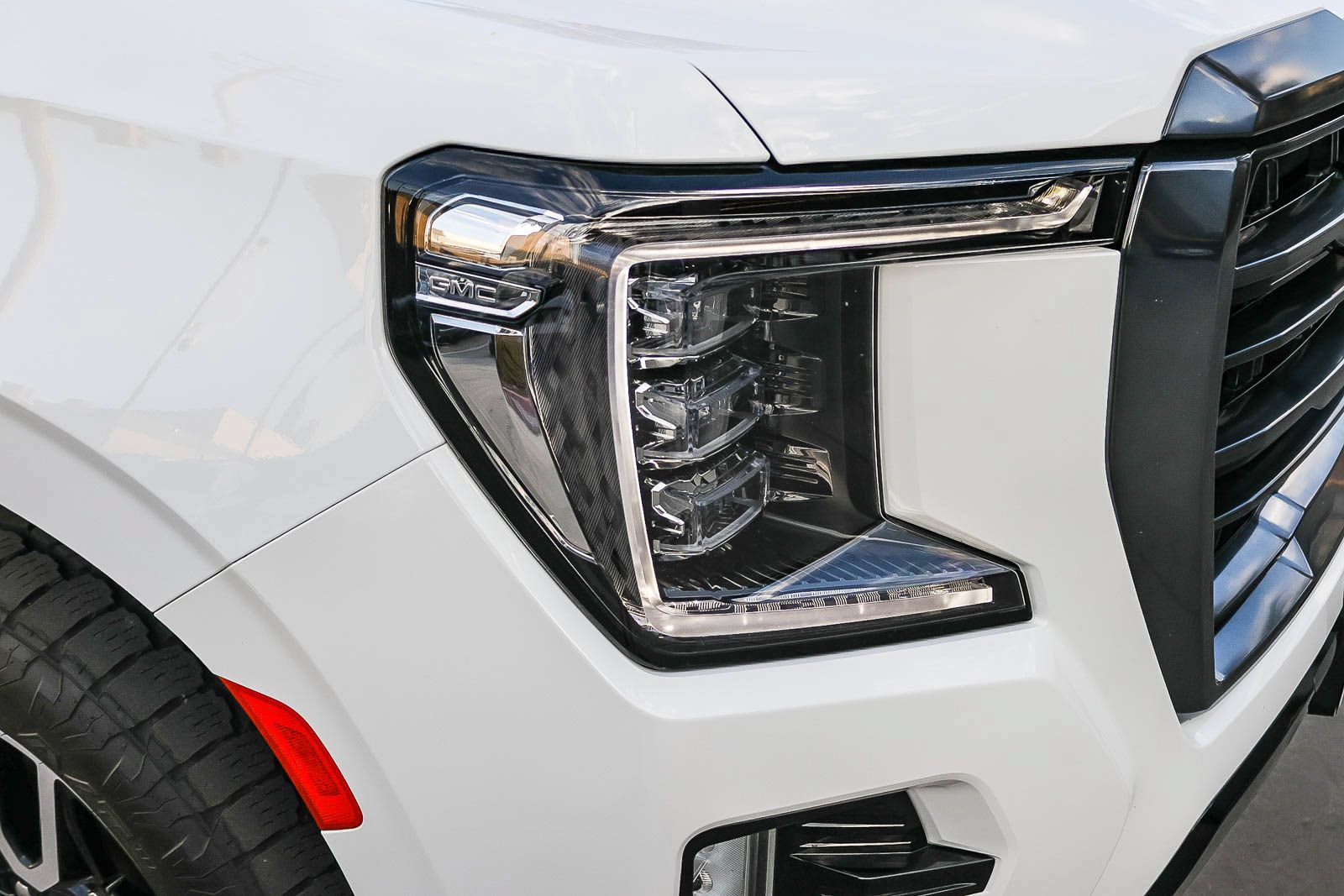 Used 2024 GMC Yukon AT4 w/ AT4 Premium Plus Package AWD/4WD image 16