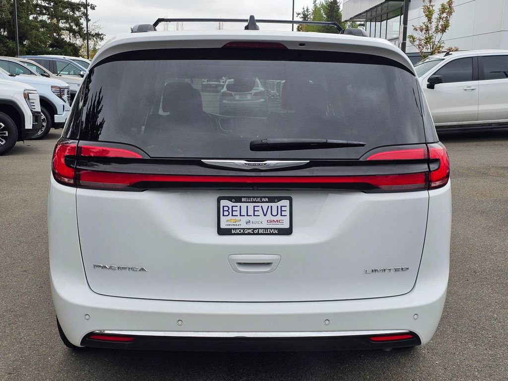 Used 2023 Chrysler Pacifica Limited FWD image 4