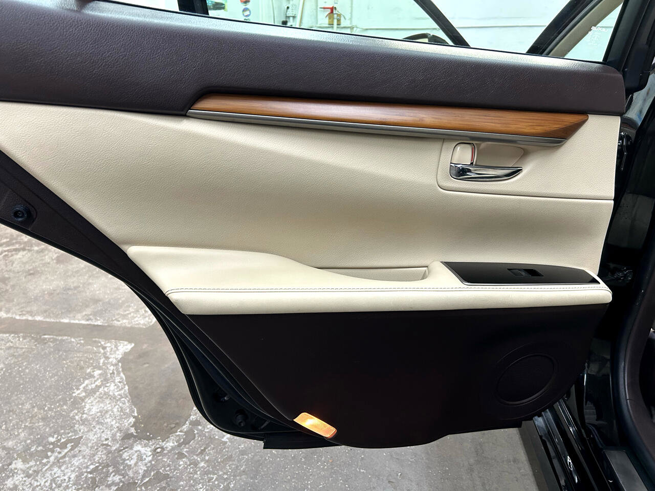 Used 2017 Lexus ES 300h w/ Luxury Package image 44
