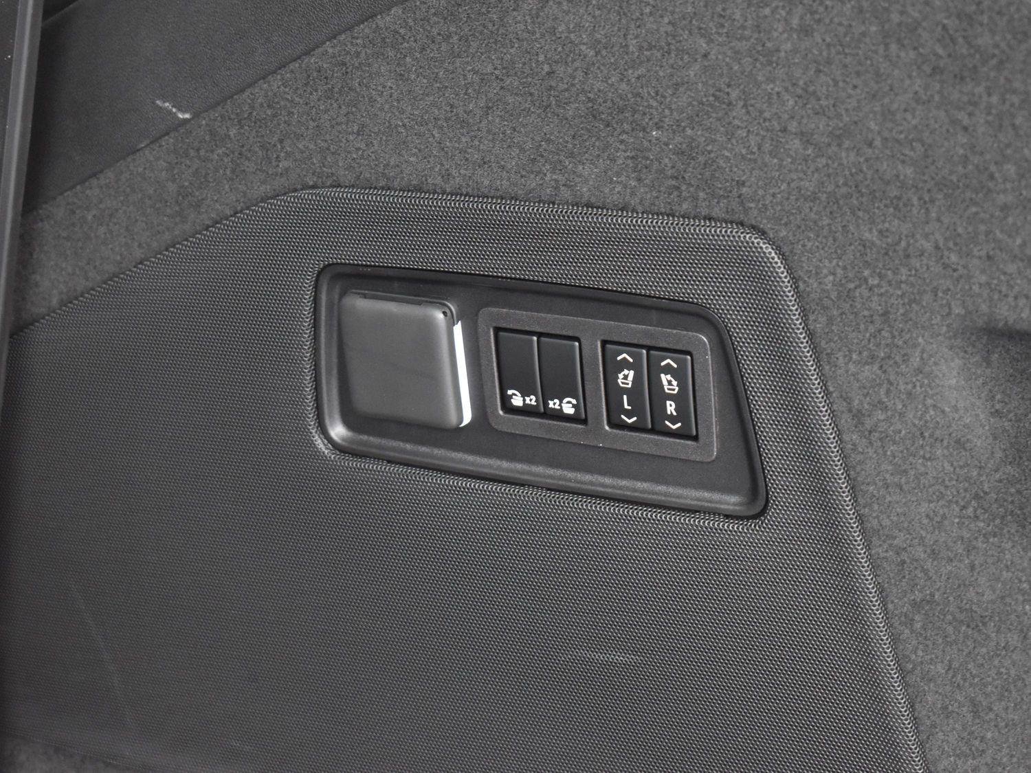 Used 2023 Cadillac Escalade Sport Platinum w/ LPO, ONYX Package AWD/4WD image 9