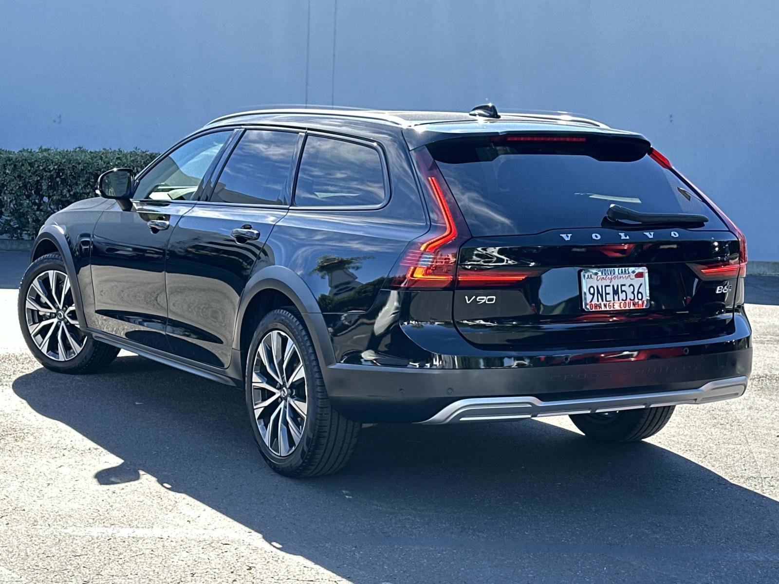 Certified 2024 Volvo V90 B6 Cross Country Plus w/ Climate Package image 6