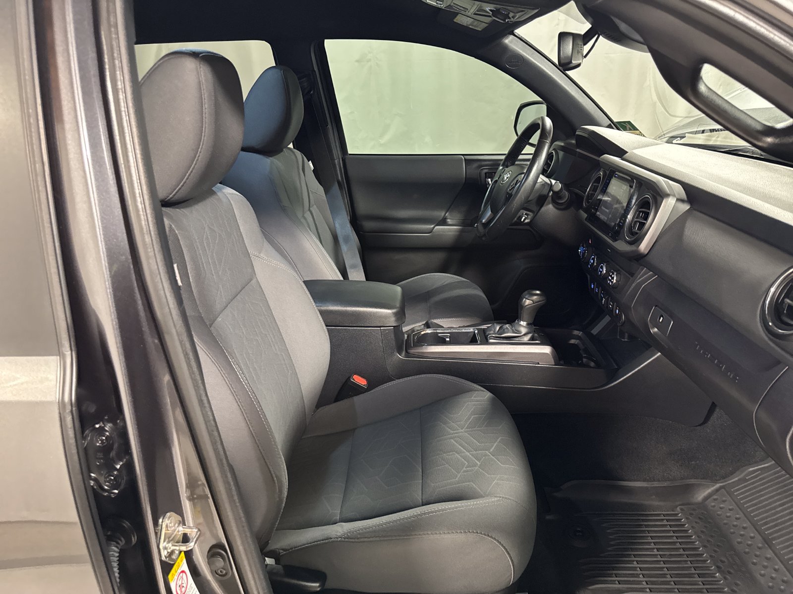 Used 2019 Toyota Tacoma TRD Off-Road w/ Technology Package AWD/4WD image 27