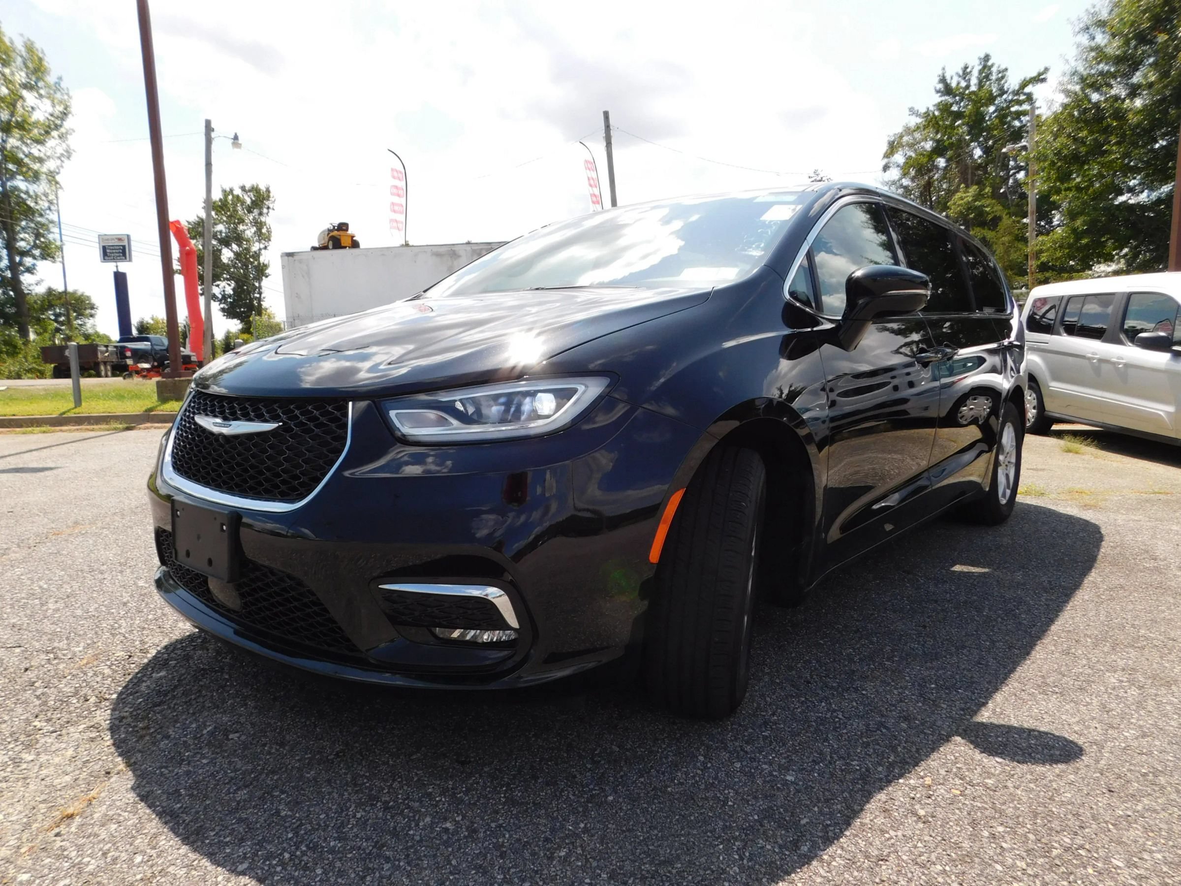 Used 2024 Chrysler Pacifica Touring-L FWD image 4
