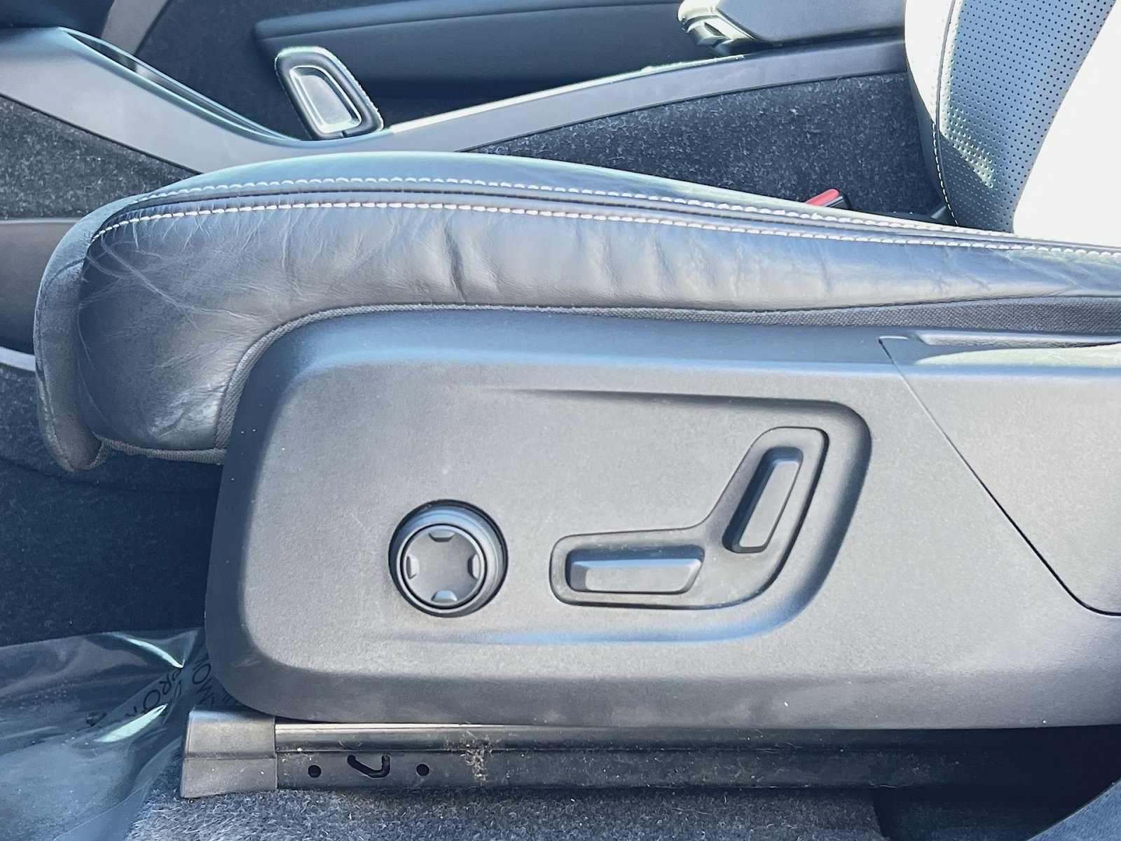 Used 2021 Volvo XC40 P8 Recharge w/ Advanced Package image 14