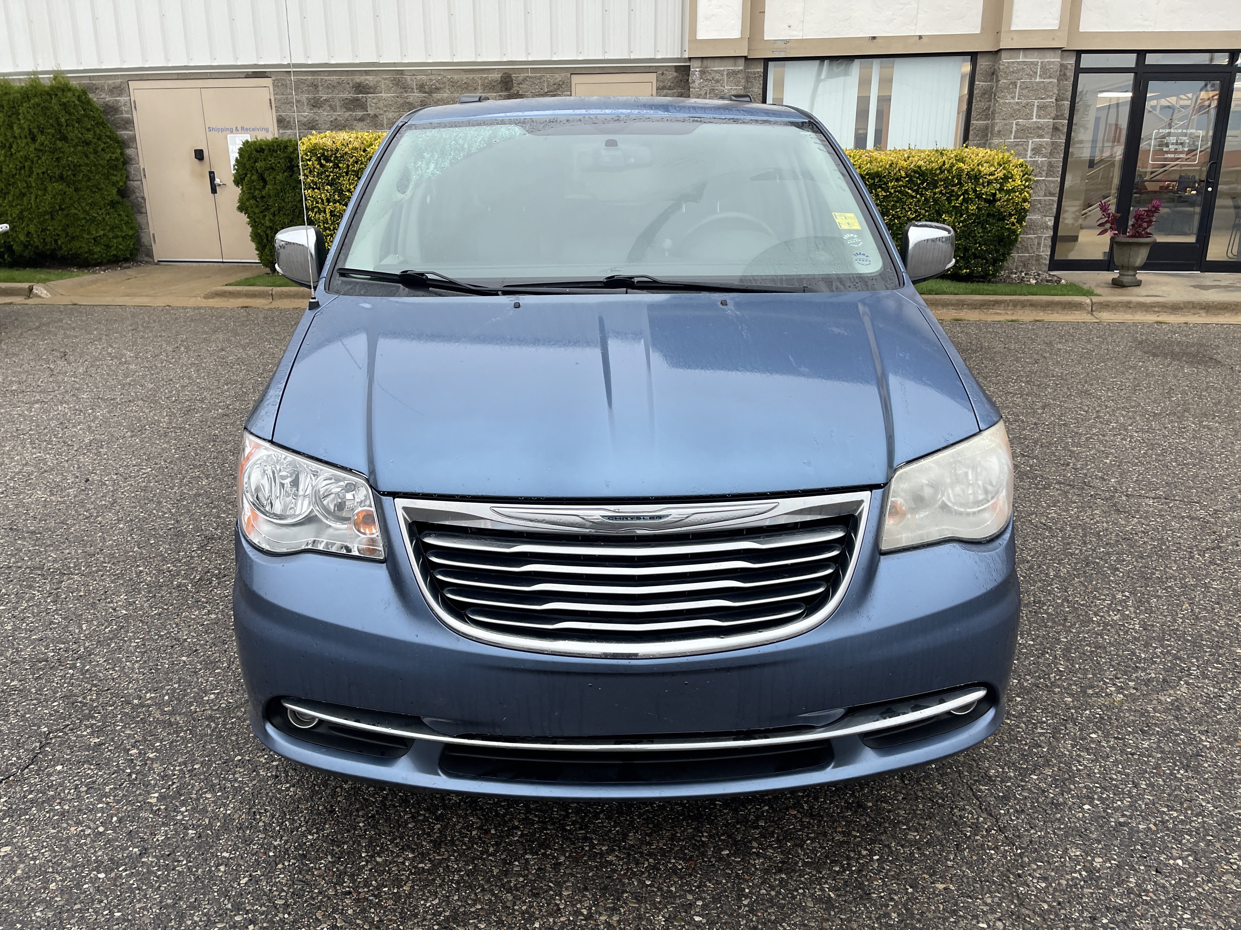 Used 2012 Chrysler Town & Country Touring-L w/ Entertainment Group #2 FWD image 9