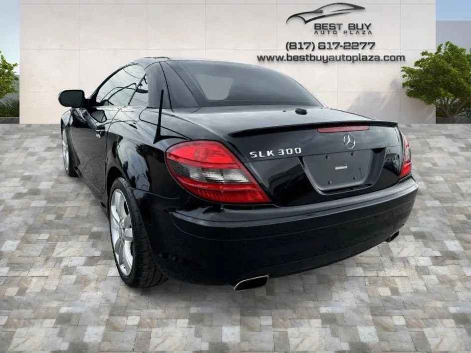 Used 2011 Mercedes-Benz SLK 300 image 4