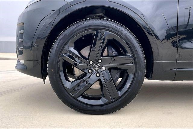 Used 2025 Land Rover Discovery Dynamic SE image 9