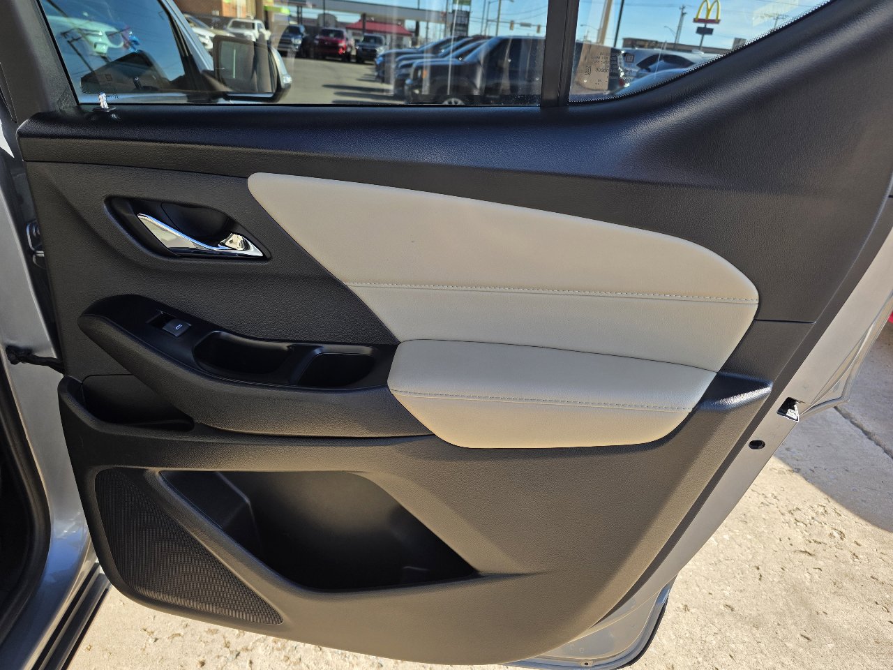 Used 2023 Chevrolet Traverse LS w/ Safety Package image 21