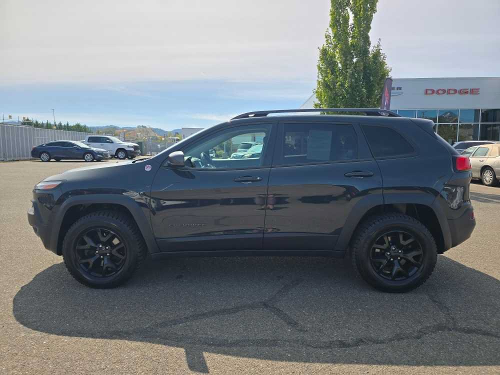 Used 2017 Jeep Cherokee Trailhawk AWD/4WD image 2