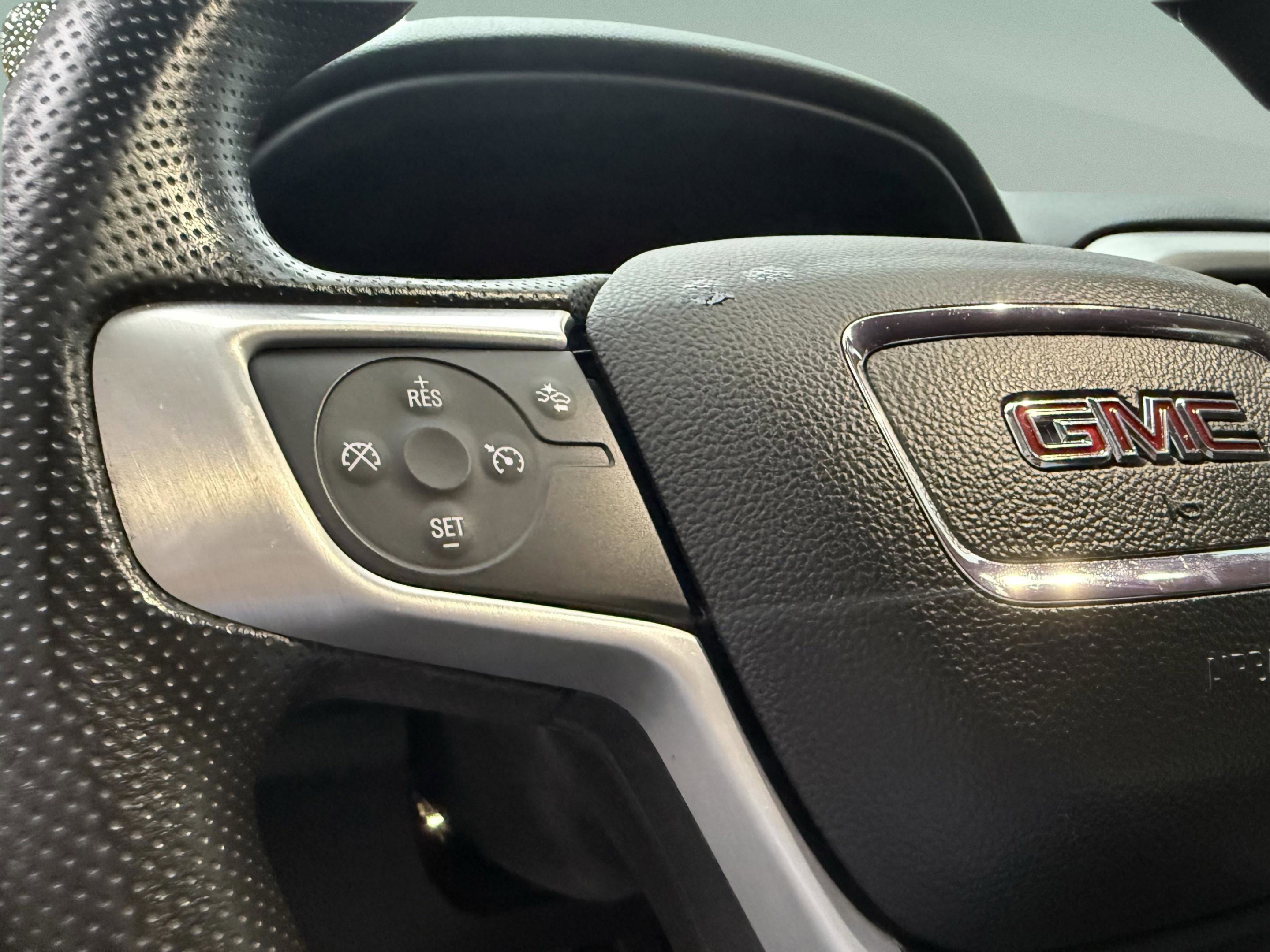 Used 2022 GMC Acadia SLE image 14