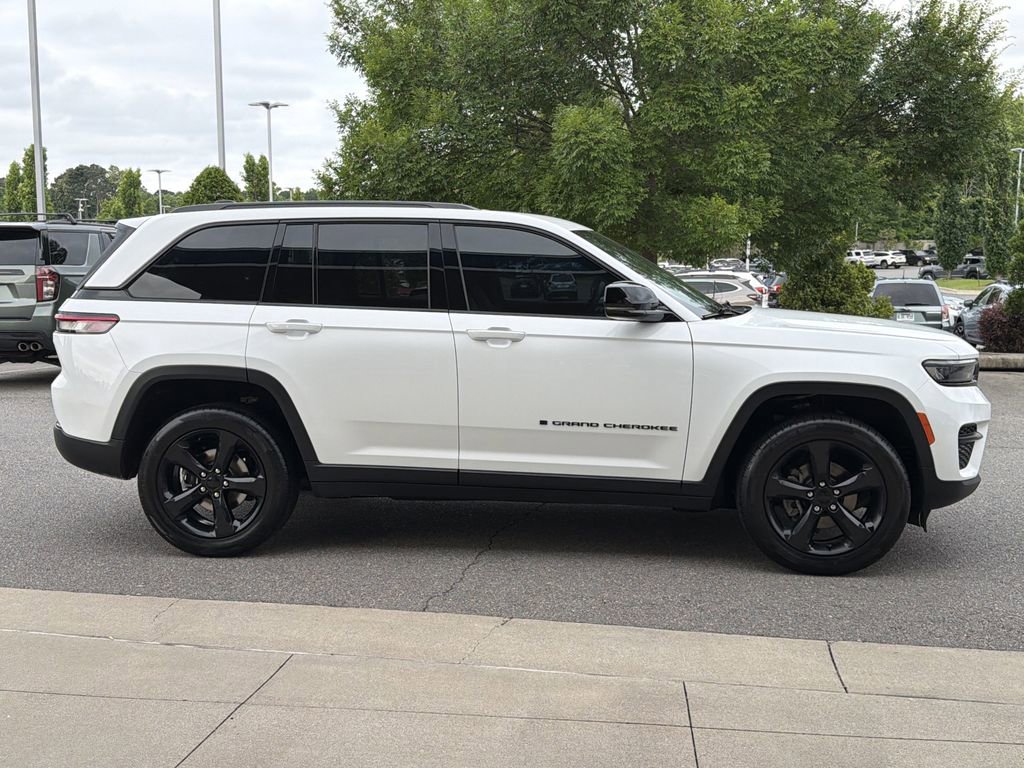 Used 2023 Jeep Grand Cherokee Altitude AWD/4WD image 2