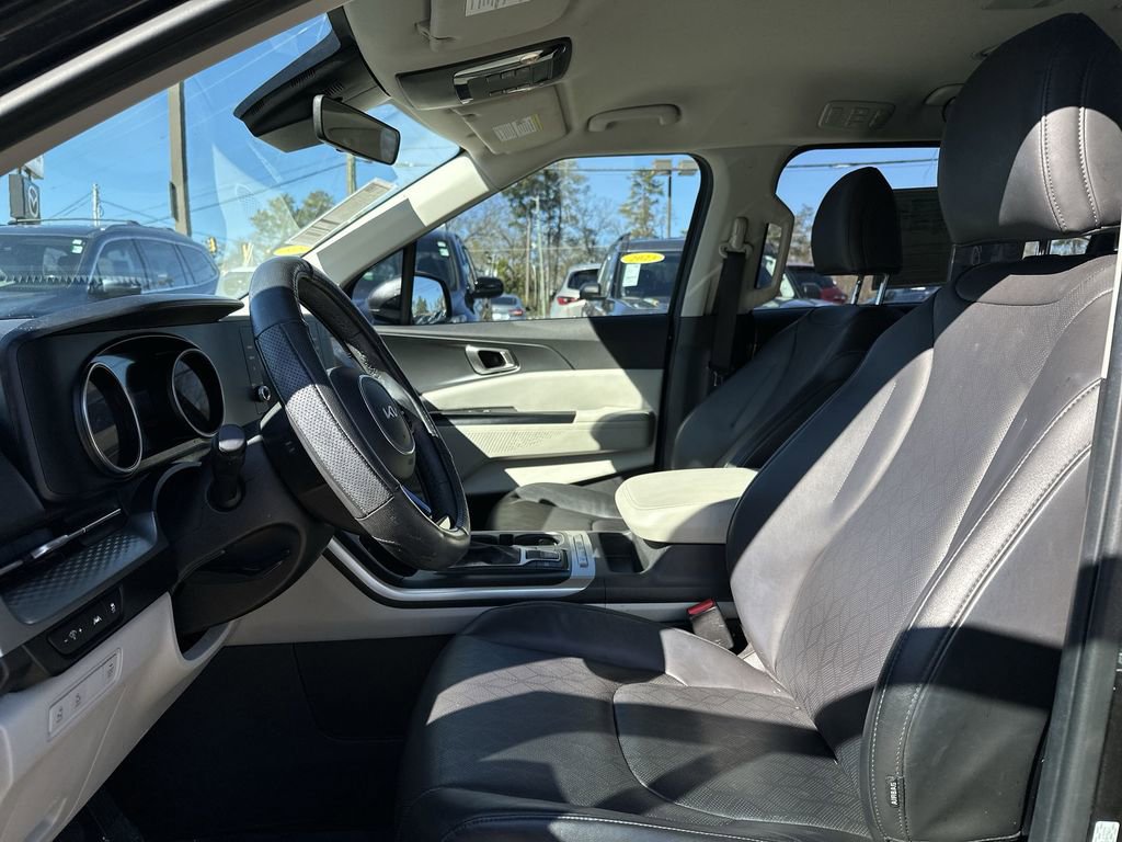 Used 2023 Kia Carnival LX image 11
