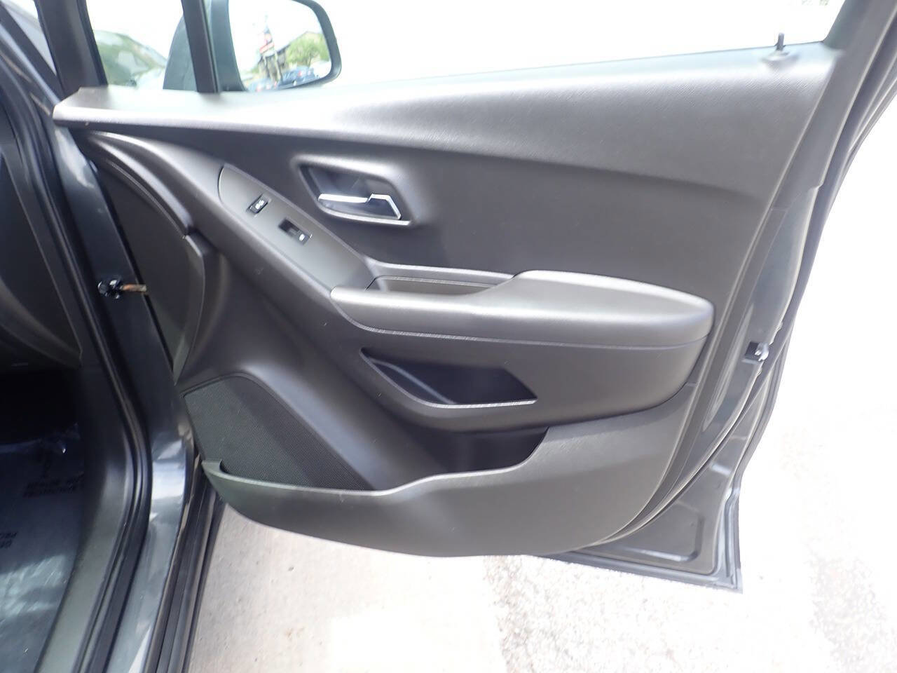 Used 2017 Chevrolet Trax LT w/ LT Convenience Package image 24