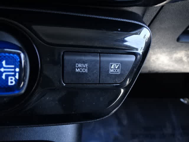 Used 2022 Toyota Prius LE FWD image 32