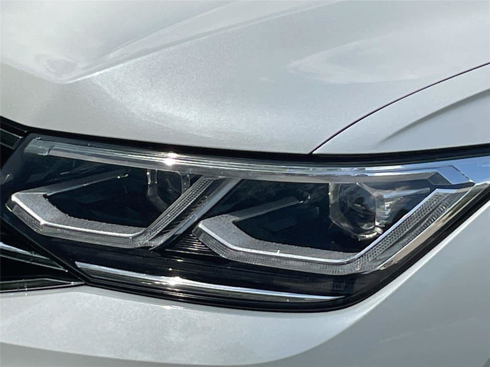 Used 2022 Volkswagen Tiguan SEL R-Line AWD/4WD image 9
