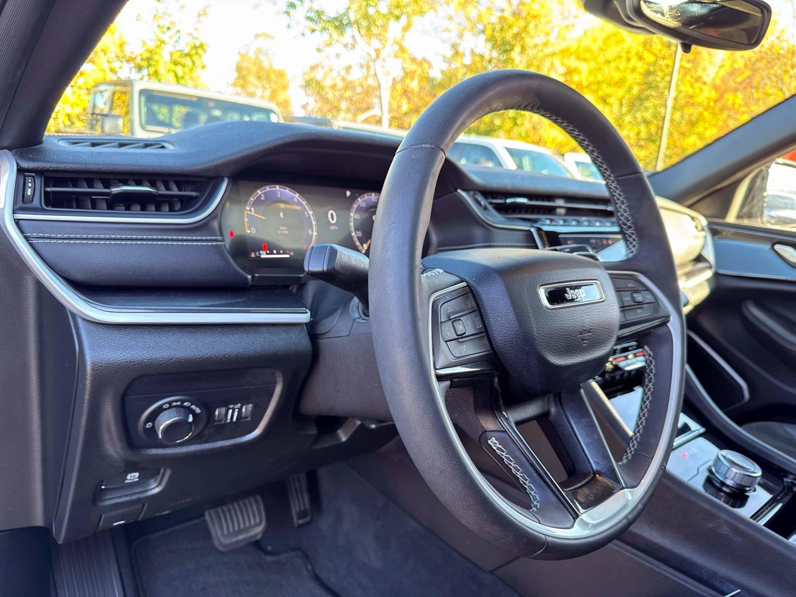 Used 2023 Jeep Grand Cherokee L Laredo image 11