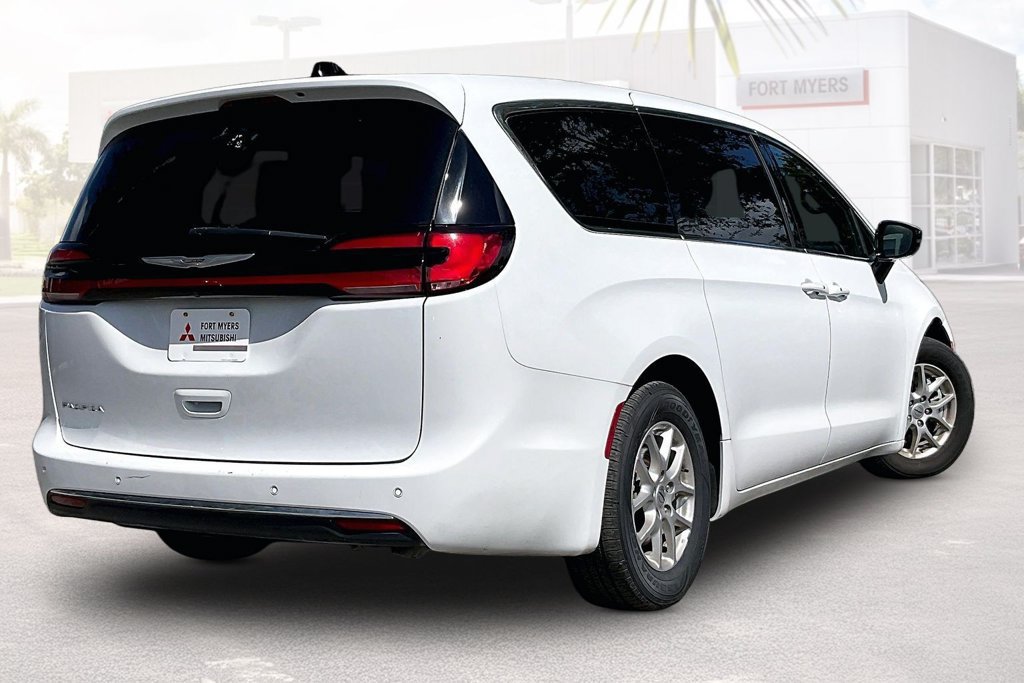 Used 2025 Chrysler Pacifica Select FWD image 30