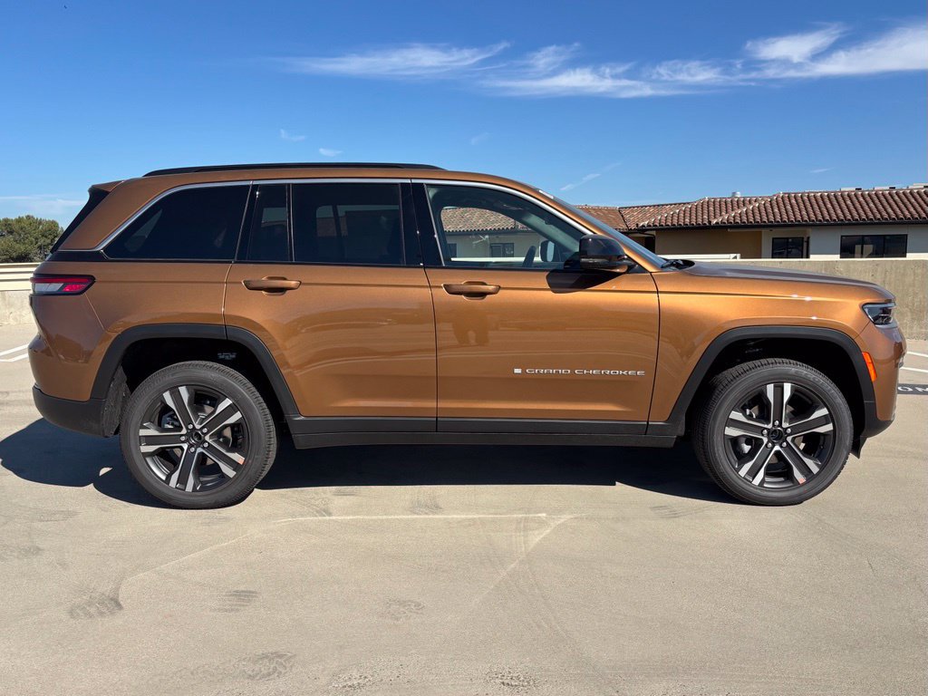 New 2027 Jeep Grand Cherokee Limited AWD/4WD image 2