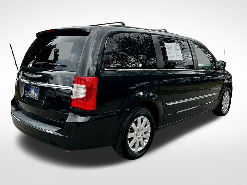 Used 2014 Chrysler Town & Country Touring image 5