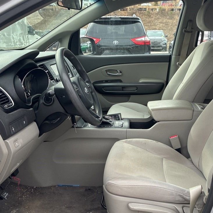 Used 2018 Kia Sedona L image 2
