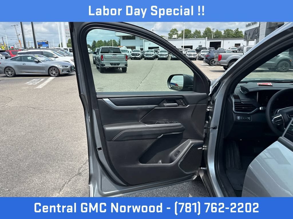 Certified 2025 GMC Acadia Elevation AWD/4WD image 13
