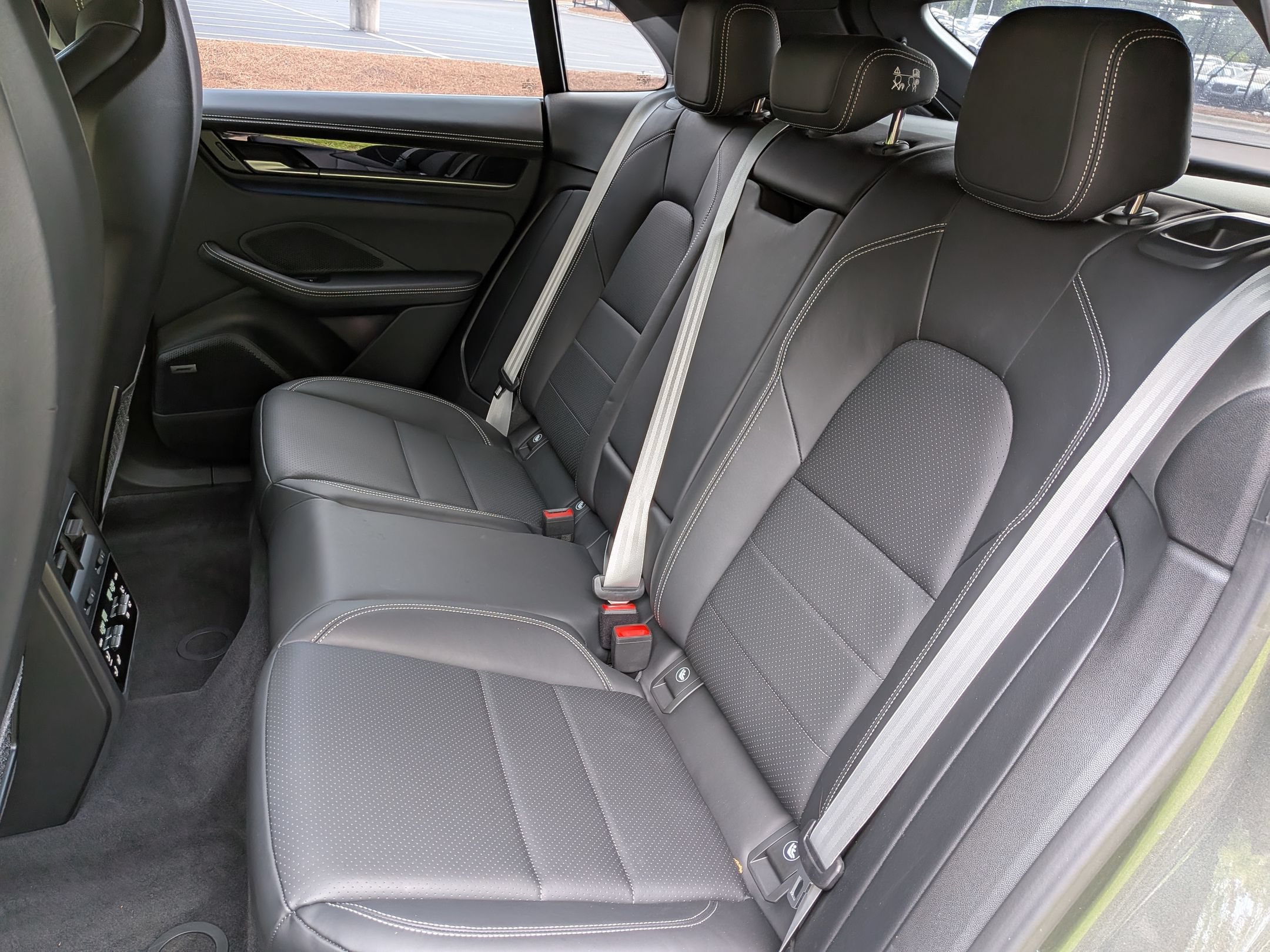 Certified 2025 Porsche Macan Electric RWD image 27