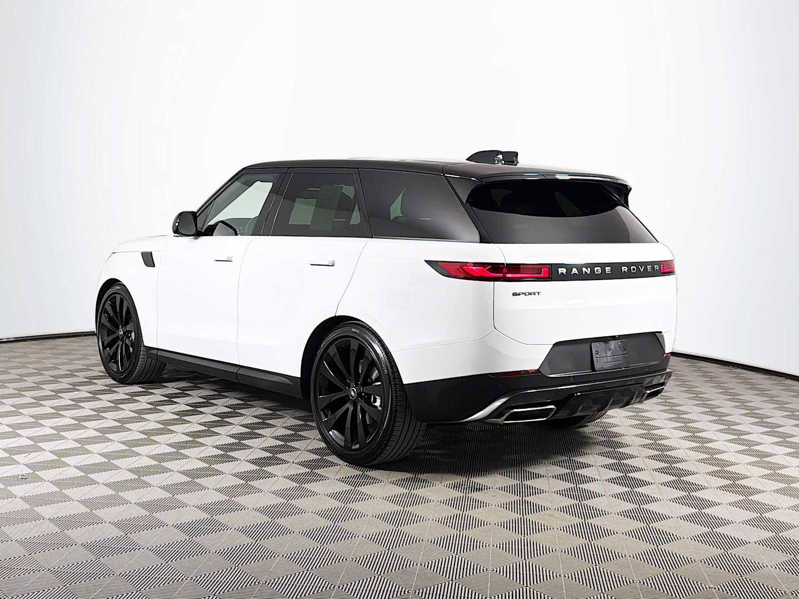 Used 2025 Land Rover Range Rover Sport SE image 7