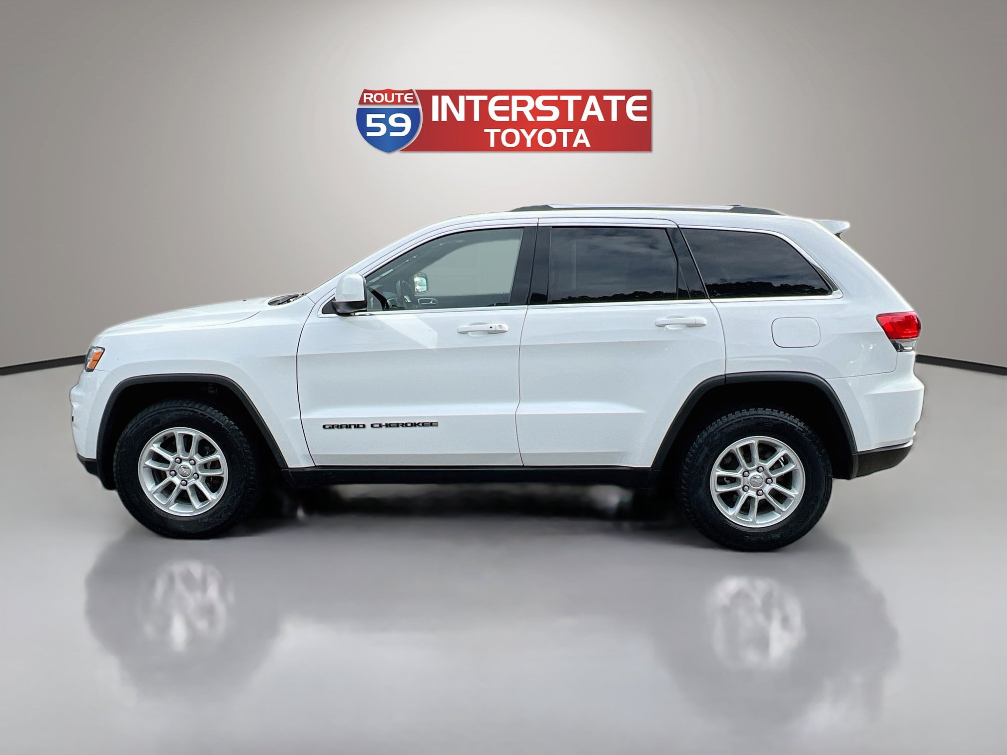 Used 2019 Jeep Grand Cherokee Laredo AWD/4WD image 4