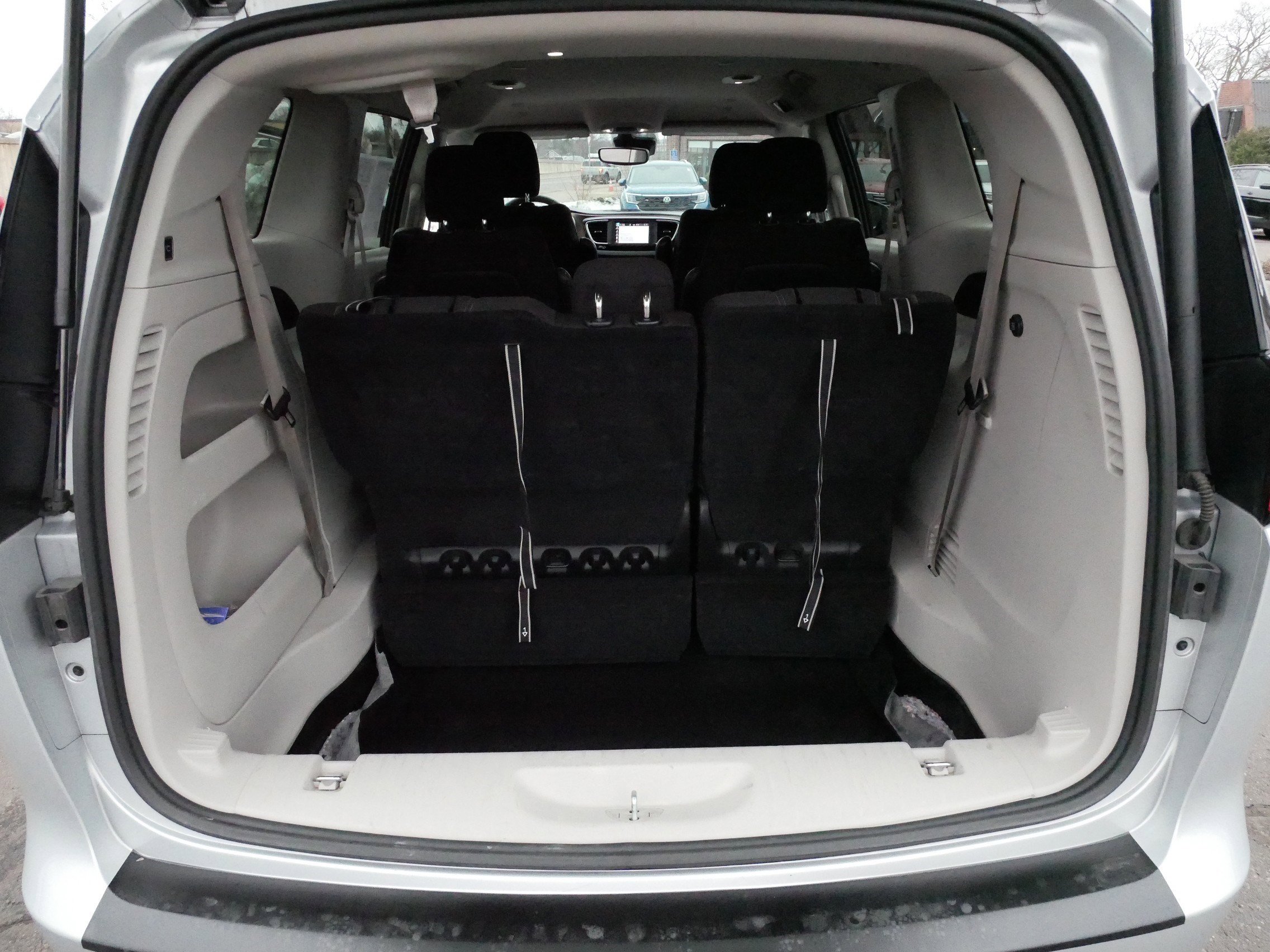 Used 2023 Chrysler Voyager LX image 18