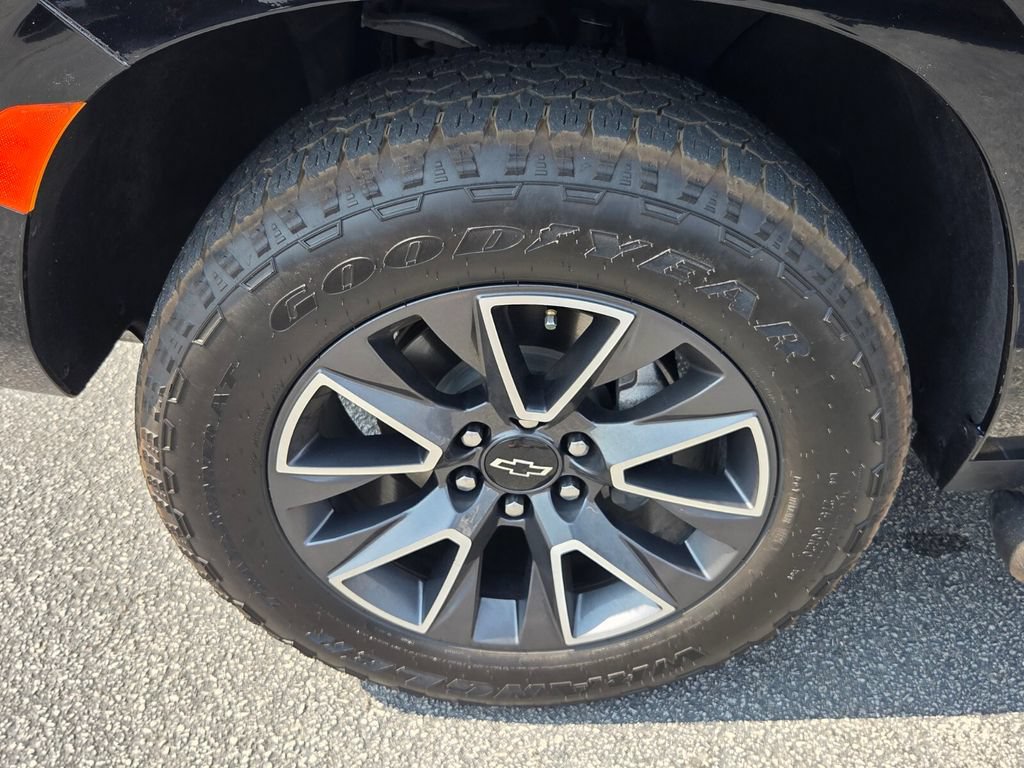 Used 2021 Chevrolet Tahoe Z71 w/ Luxury Package AWD/4WD image 17