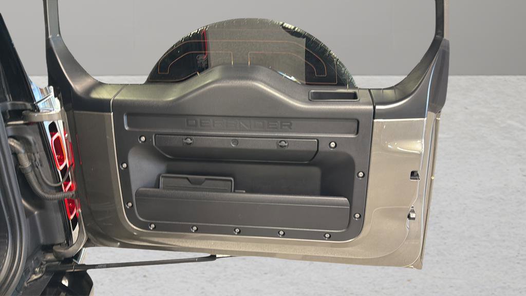 Used 2023 Land Rover Defender 110 X-Dynamic SE AWD/4WD image 19