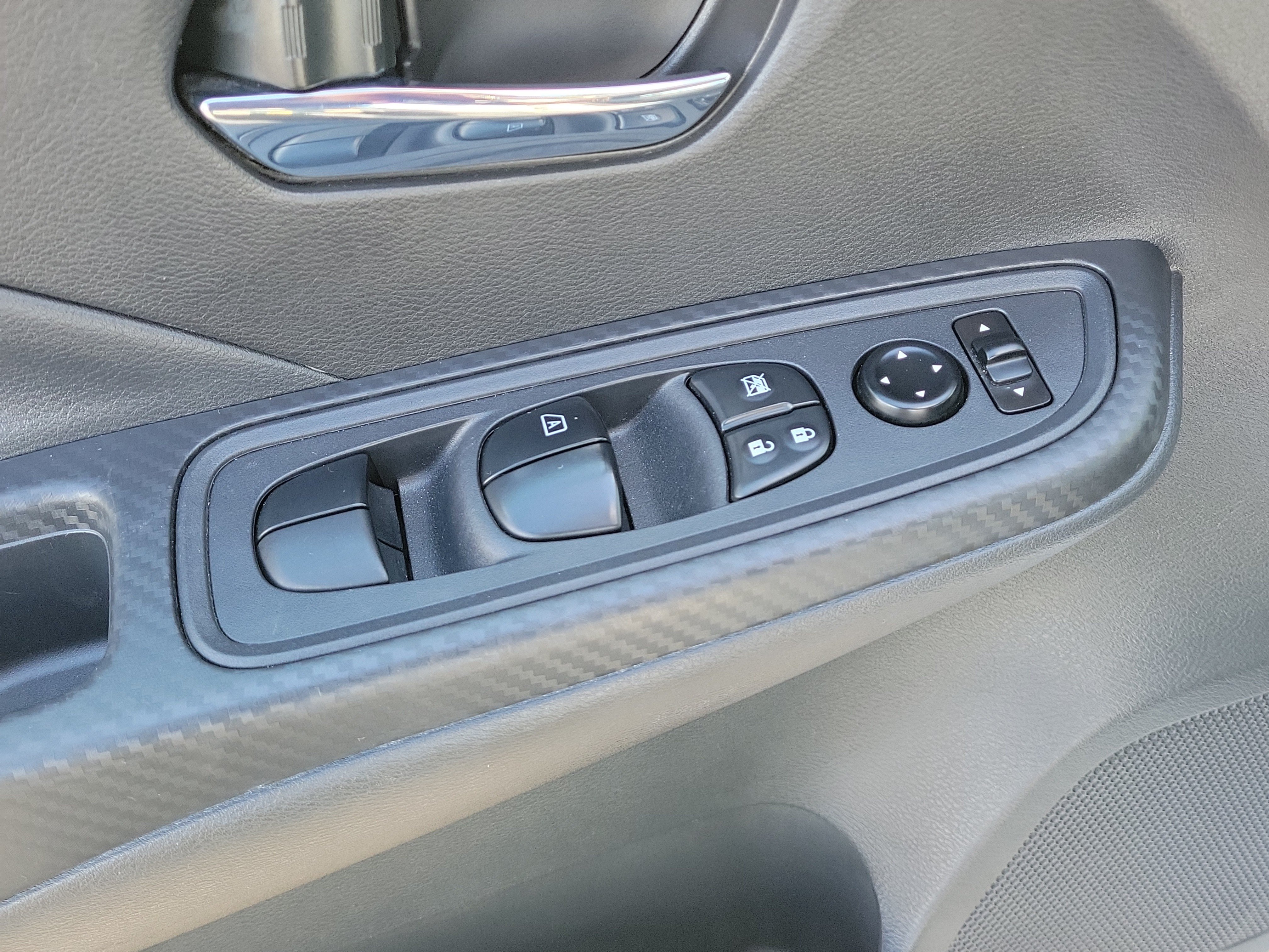 Used 2025 Nissan Versa SV FWD image 12