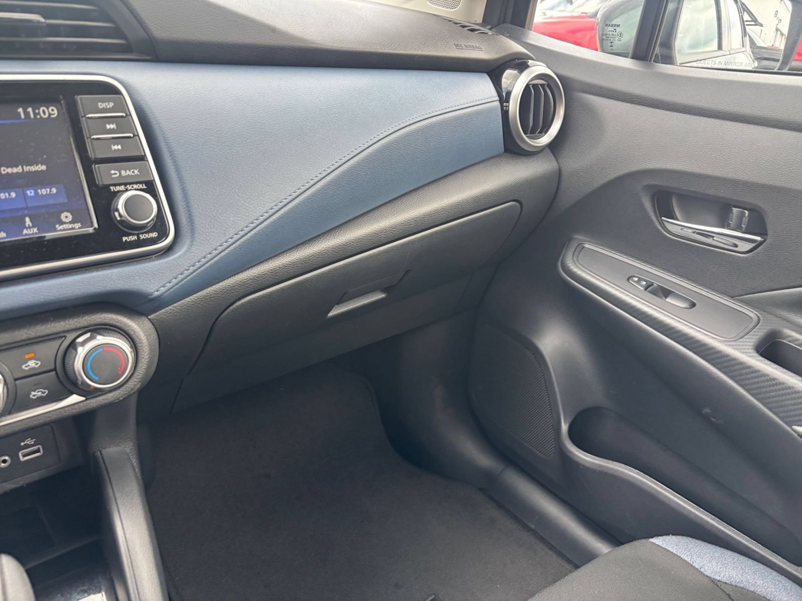 Used 2025 Nissan Versa SV FWD image 33