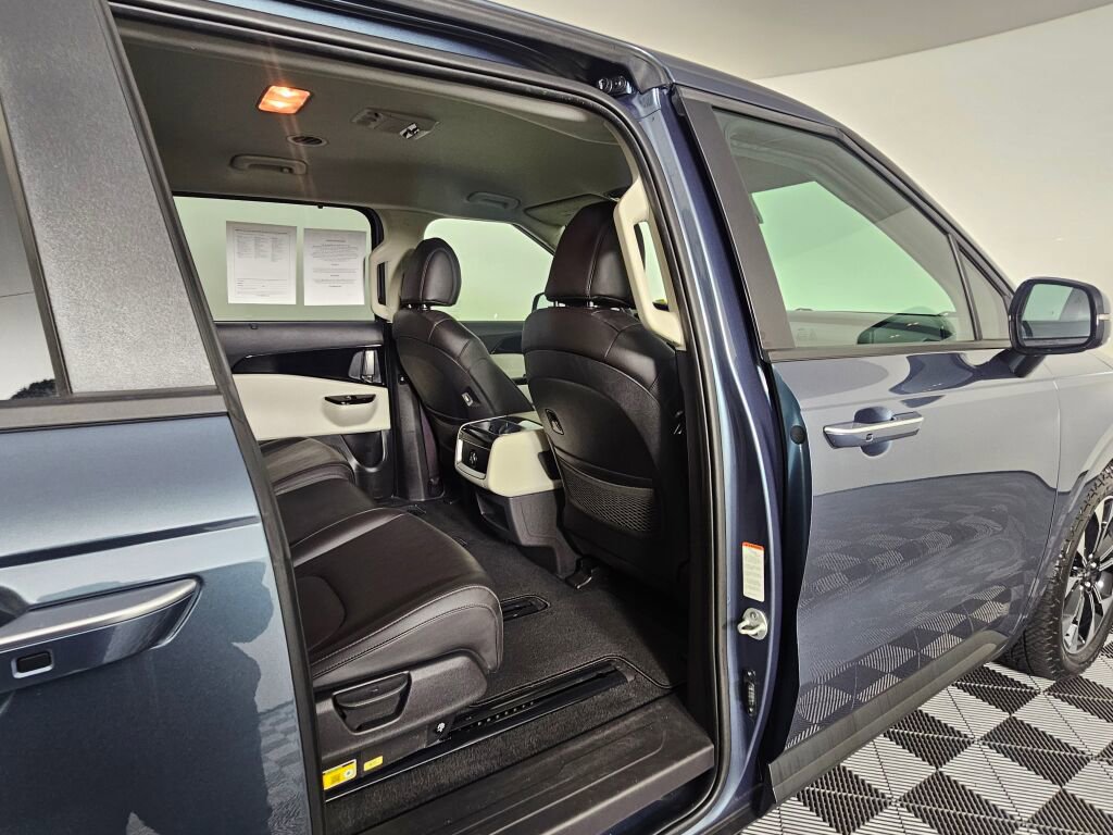 Used 2024 Kia Carnival EX image 37
