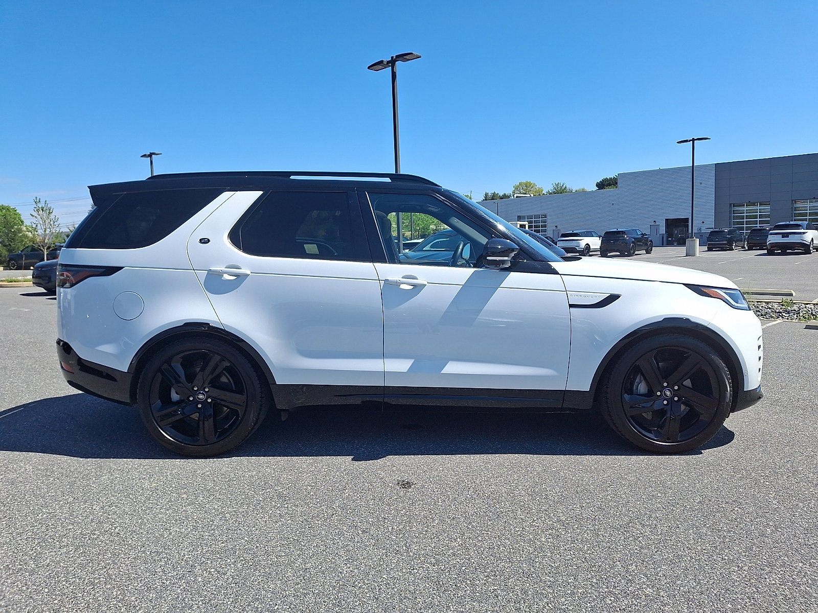 Used 2024 Land Rover Discovery Dynamic SE image 6