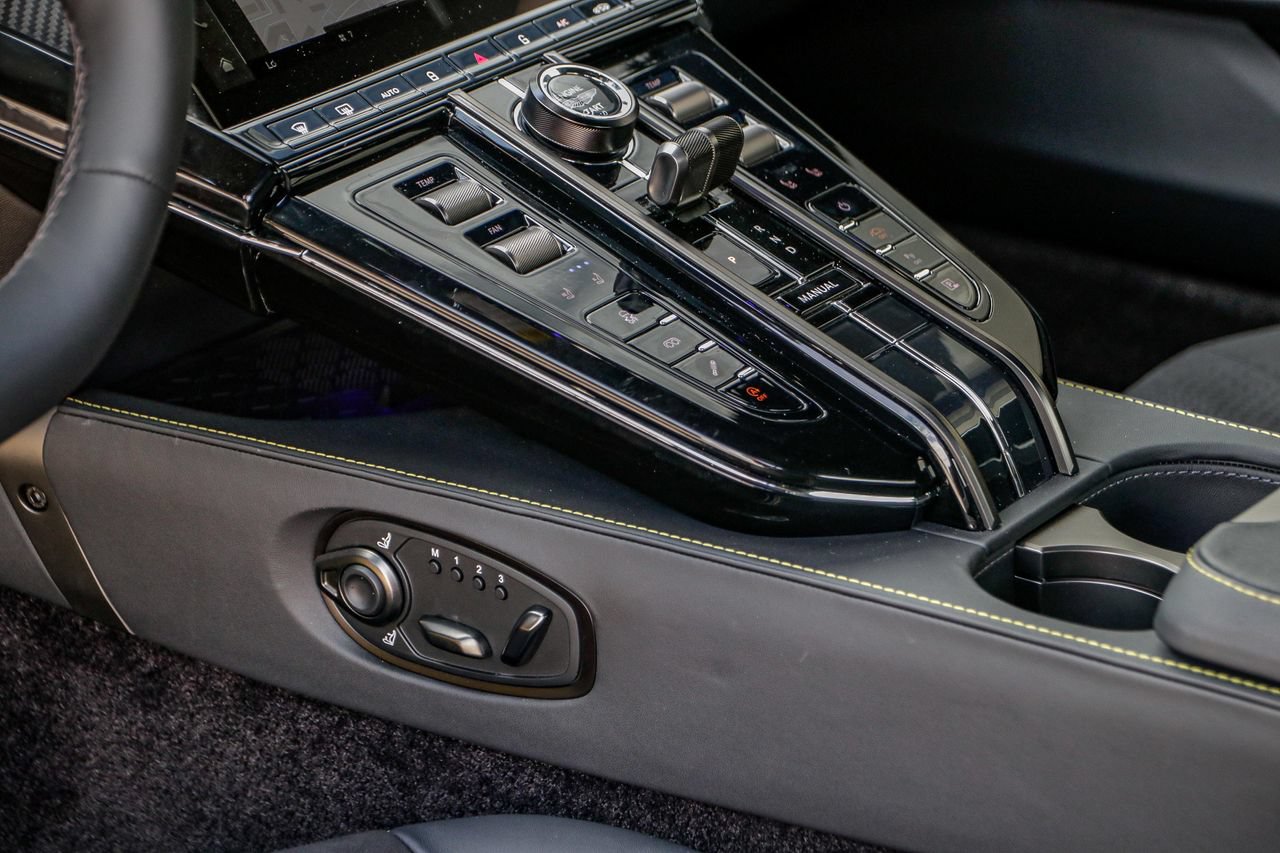 New 2025 Aston Martin V8 Vantage Coupe RWD image 18