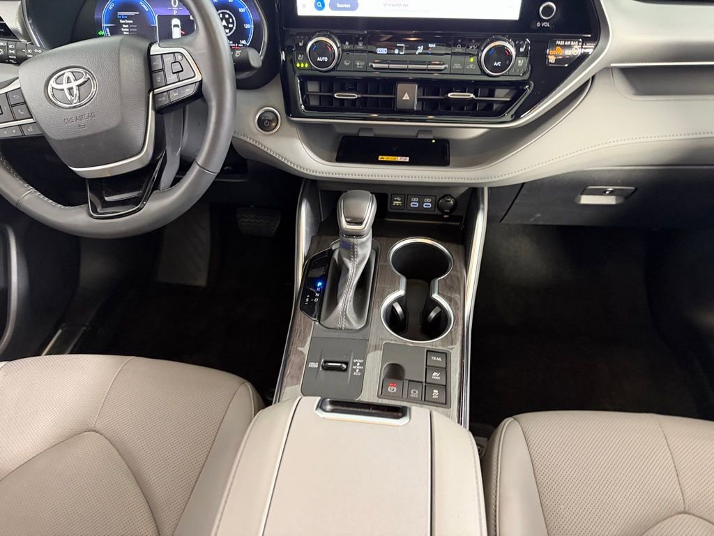 Used 2024 Toyota Highlander Platinum image 14