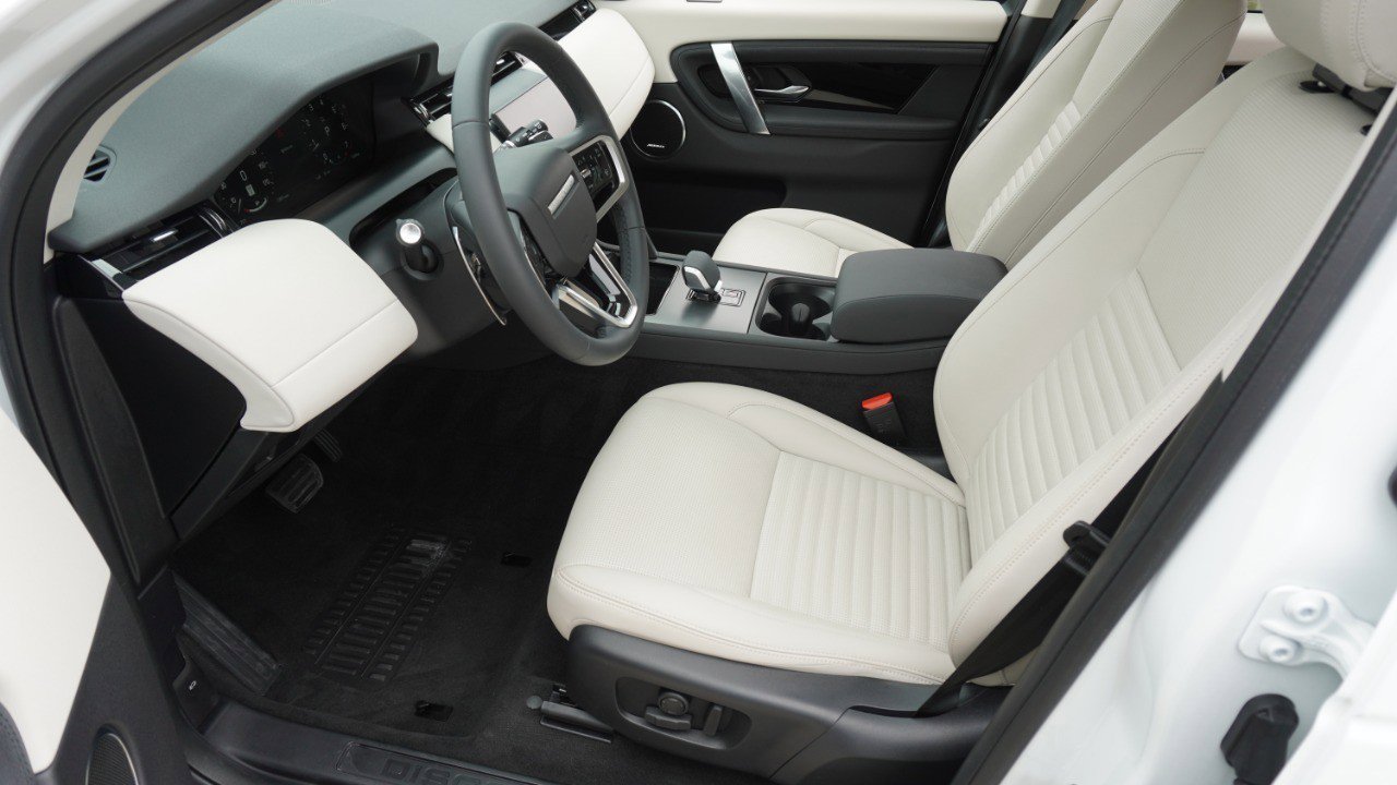 Used 2025 Land Rover Discovery Sport S image 13