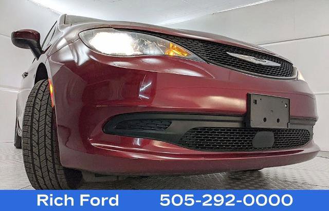 Used 2023 Chrysler Voyager LX image 25