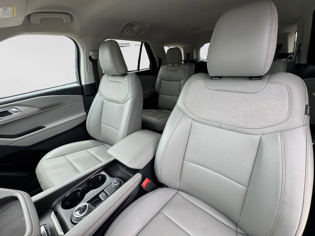 Used 2025 Ford Explorer Active w/ Active Comfort Package AWD/4WD image 19