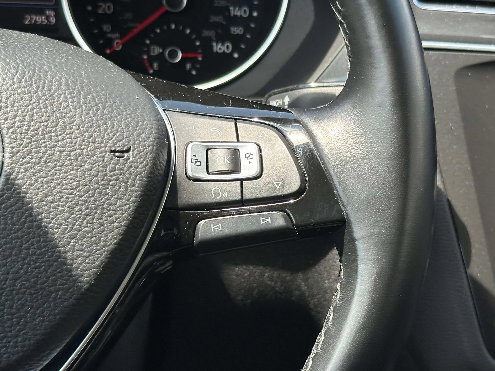 Used 2018 Volkswagen Tiguan SE FWD image 24