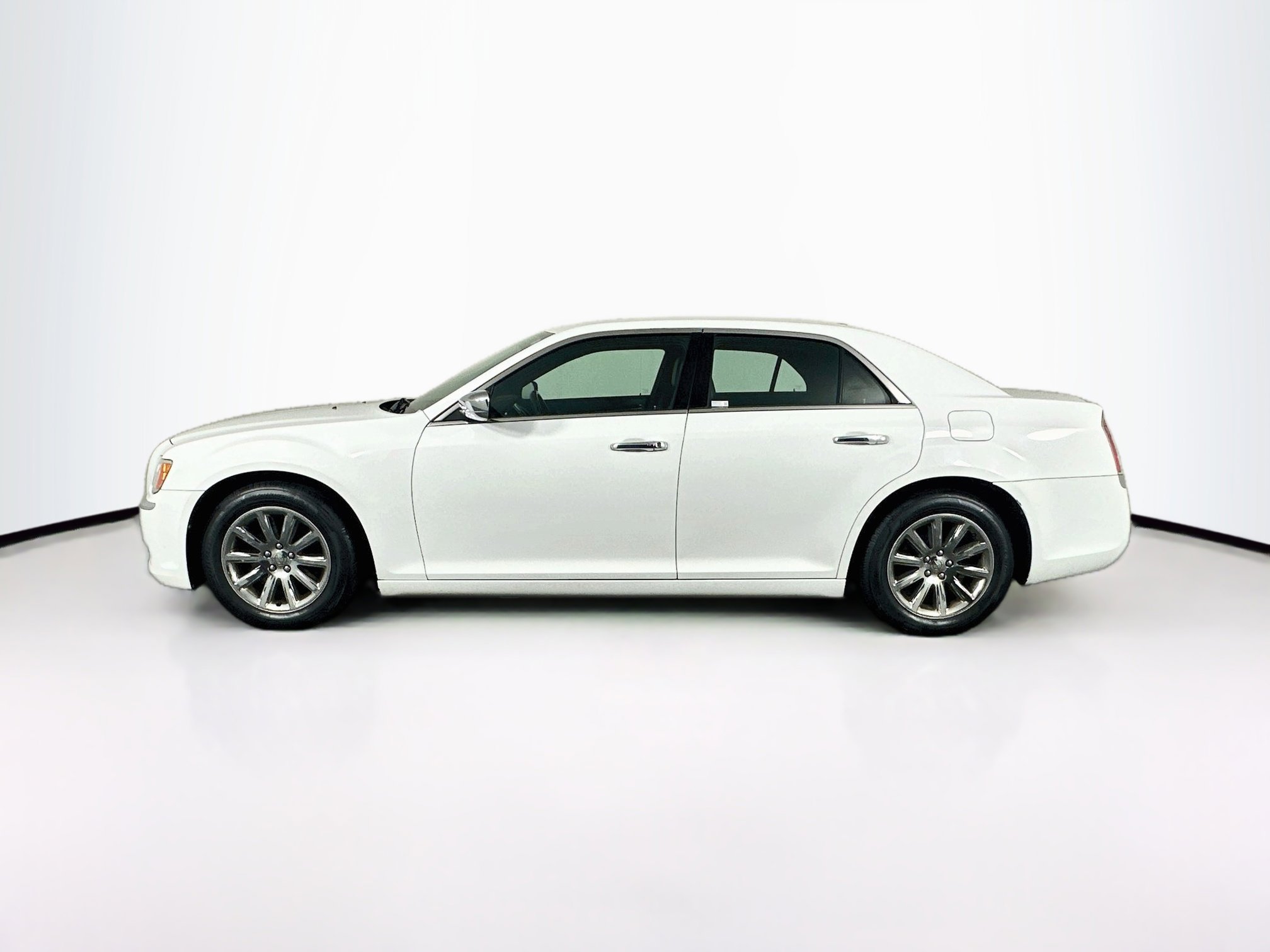Used 2014 Chrysler 300 C RWD image 4