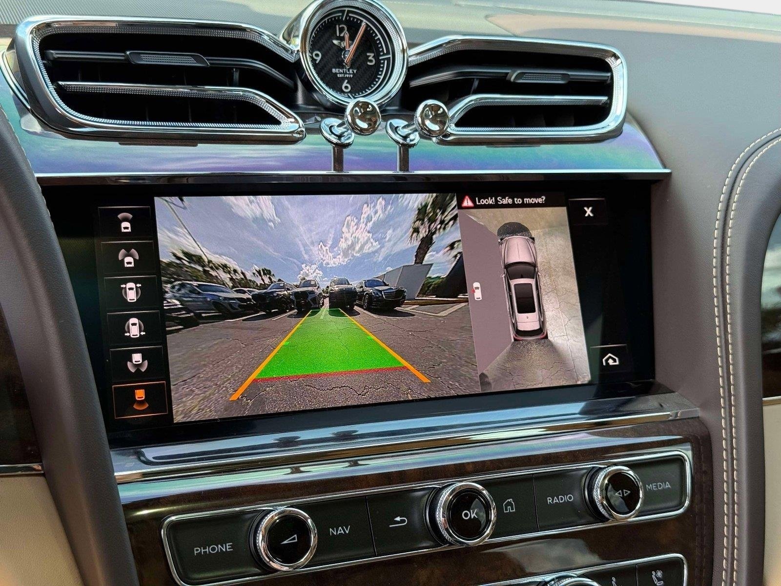 Used 2022 Bentley Bentayga image 50